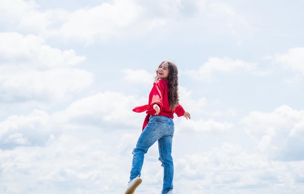 Menina adolescente feliz desfrutar de um bom clima de primavera, felicidade de infância.