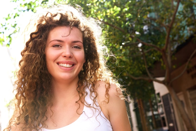 Menina adolescente feliz do lado de fora