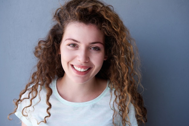 Menina adolescente feliz e saudável, com cabelo encaracolado