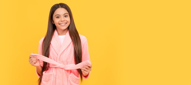 Menina adolescente feliz em casa, roupão de banho em casa, cartaz horizontal de rosto de criança, adolescente, banner de retrato isolado com espaço de cópia