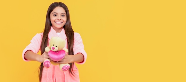 Menina adolescente feliz em roupão de banho em casa com brinquedo de brinquedo Banner de menina com retrato de estúdio de brinquedo