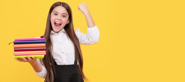 Menina adolescente feliz em uniforme escolar segura sucesso de pilha de livros Banner de estudante estudante Retrato de aluno de escola com espaço de cópia