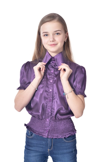 Menina adolescente feliz na blusa roxa posando isolada no fundo branco