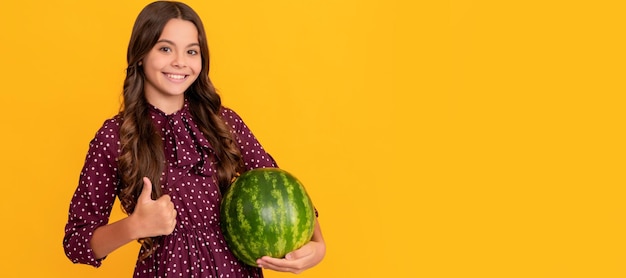 Menina adolescente feliz segura fruta fresca de melancia madura mostrando o polegar para cima Retrato de garota de verão com cartaz horizontal de melancia Cabeçalho de banner com espaço de cópia