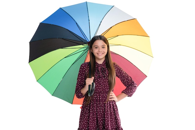 Menina adolescente feliz sob guarda-chuva de cor brilhante na temporada de outono isolada no outono branco