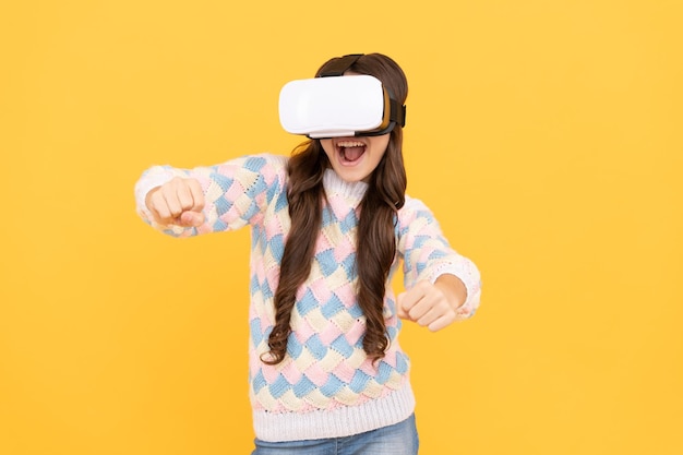 Adolescente Em óculos De Realidade Virtual Com Joystick Jogando Um Jogo De  Sobrevivência Na Selva De Tons Do Futuro Foto de Stock - Imagem de  capacete, inglês: 279735812