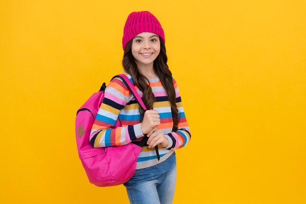 menina adolescente hipster feliz com mochila indo para a escola, infância.