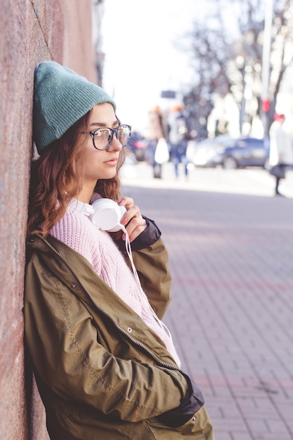 Menina adolescente indiana à moda bonito nos vidros em uma rua da cidade.