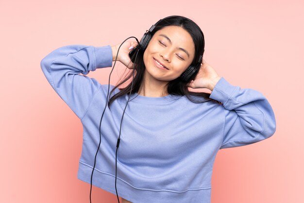 Menina adolescente isolada na música rosa