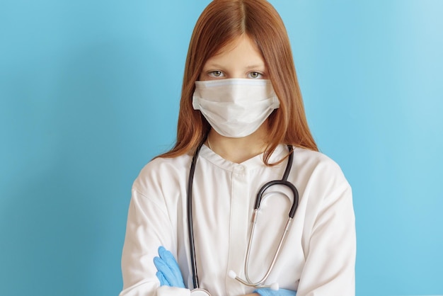 menina adolescente joga conceito médico de escolher profissão para criança em máscara facial e com estetoscópio