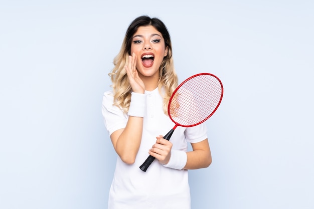 Menina adolescente jogando badminton