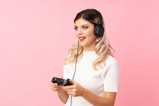 Menina adolescente jogando videogame