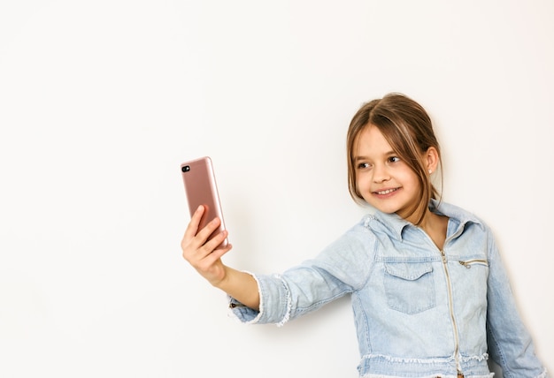 Foto menina adolescente leva selfie