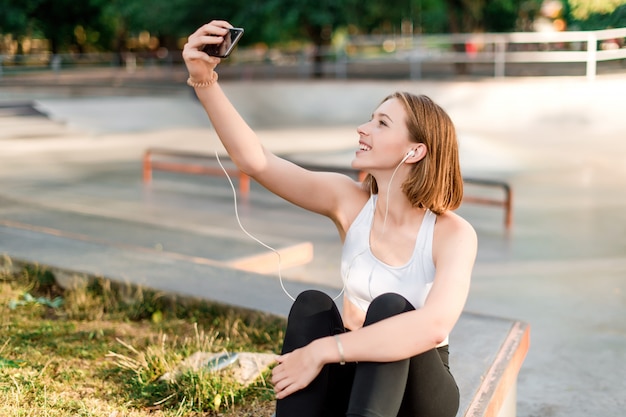 Menina adolescente, levando, selfies, e, comunicar, telefone, parque, após, escola