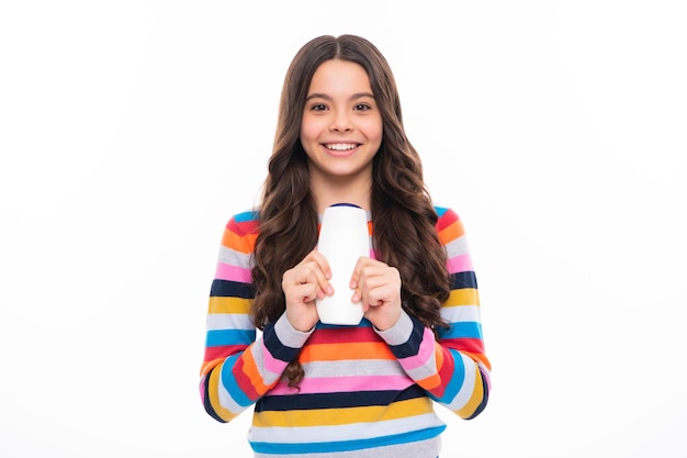 Menina adolescente mostrando condicionadores de xampu de garrafa ou gel de banho produto cosmético de cabelo garrafa para publicidade mock up copy space garota feliz enfrenta emoções positivas e sorridentes