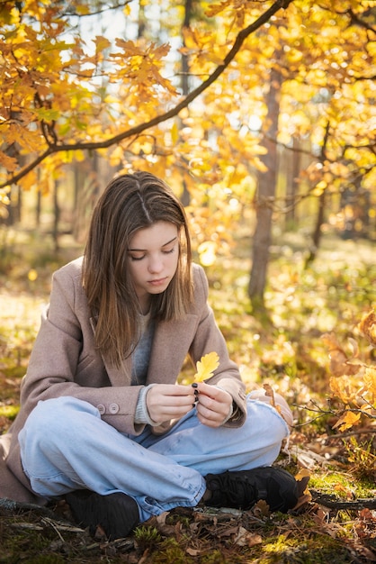 Menina adolescente na floresta de outono. Cores de outono. Estilo de vida. Humor de outono. floresta