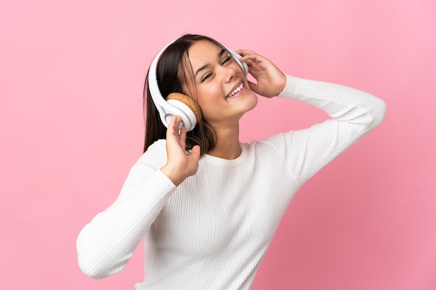 Menina adolescente no azul ouvindo música e cantando