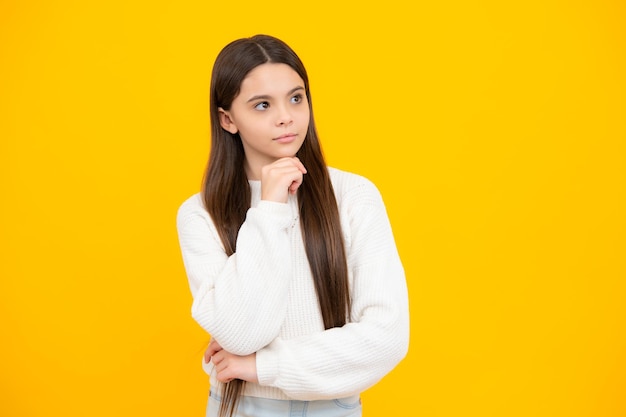 Menina adolescente pensativa emoção pensativa criança adolescente pensativa pensando criança pensativa fazendo ideia posando isolada em fundo amarelo criança curiosa criativa pensa em criar um plano