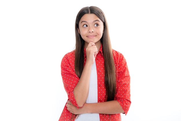 Foto menina adolescente pensativa sobre fundo branco isolado retrato de uma criança pensando sobre a ideia menina pensativa pensando menina adolescente inteligente pensativa