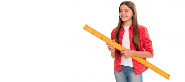 Menina adolescente positiva matemática segura a régua de volta à álgebra e geometria da escola banner do estudante da escola retrato de aluno da escola com espaço de cópia