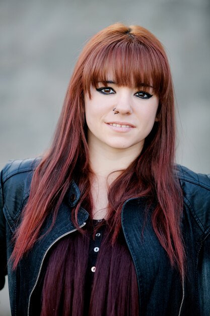 Menina adolescente rebelde com cabelo vermelho