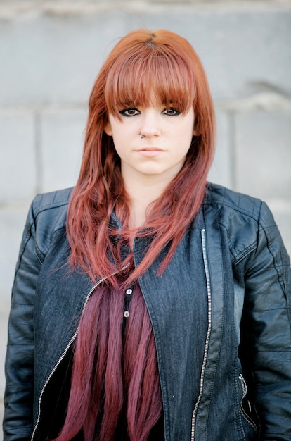 Menina adolescente rebelde com cabelo vermelho