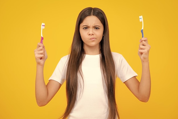 Menina adolescente segura escova de dentes infância felicidade rotina matinal Escovar os dentes saúde bucal e cuidados bucais Criança escovar os dentes Rosto irritado perturbado emoções da menina adolescente