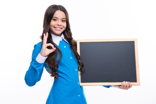 Menina adolescente segura o quadro-negro Menina do ensino fundamental segurando um quadro-negro em branco Copie o banner de maquete do espaço