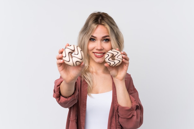 Menina adolescente segurando um donut