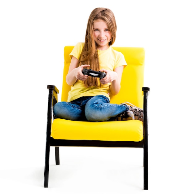 Menina adolescente sentada segurando joystick preto jogando console para jogos de computador