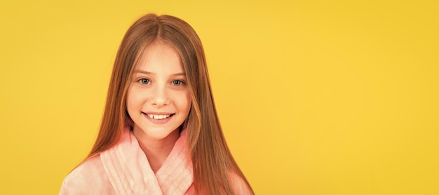 Menina adolescente sentindo-se relaxada infância felicidade bom dia garoto vestindo terno noturno macio Rosto de criança cartaz horizontal menina adolescente isolado banner de retrato com espaço de cópia