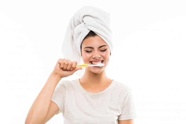 Foto menina adolescente sobre fundo branco isolado, escovando os dentes