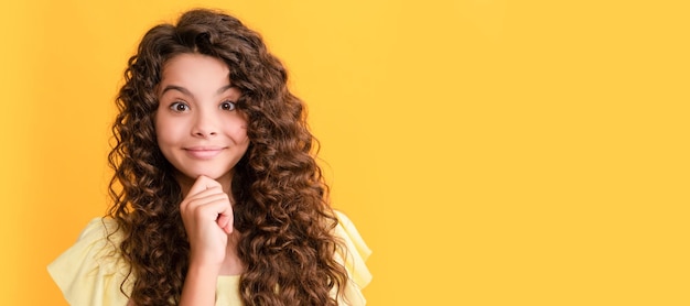 Menina adolescente sorridente, com cabelos longos e encaracolados e beleza de pele perfeita, rosto de criança, cartaz horizontal, adolescente, banner de retrato isolado com espaço de cópia