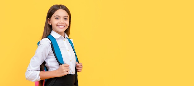 Menina adolescente sorridente em uniforme escolar carrega mochila dia do conhecimento Retrato de cabeçalho de banner de estúdio de estudante colegial copyspace de rosto de criança em idade escolar