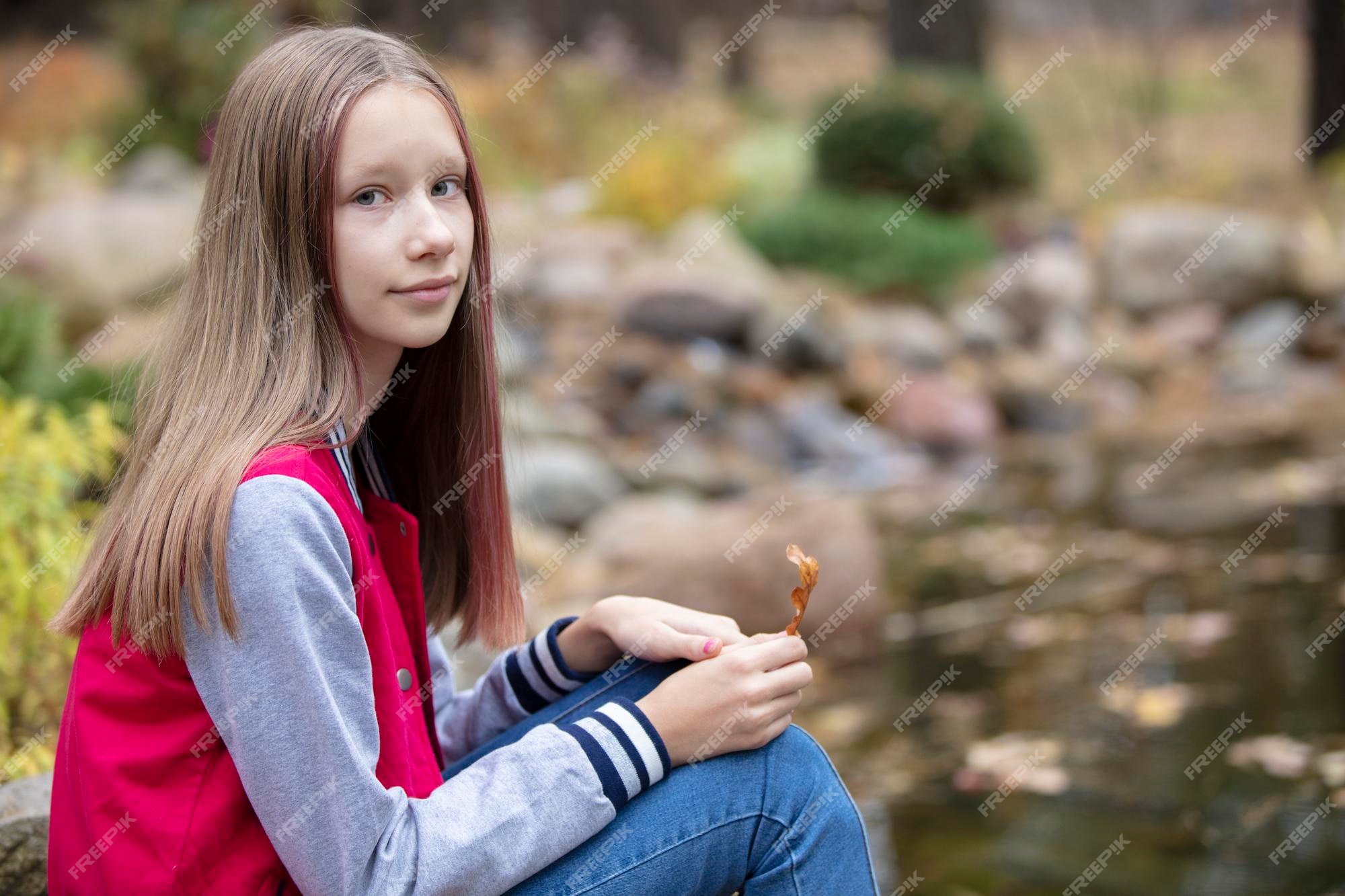 Menina de 10 anos no mar. retrato de um adolescente. garota de