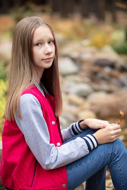 Menina adolescente una natureza retrato vertical de uma menina de dez anos