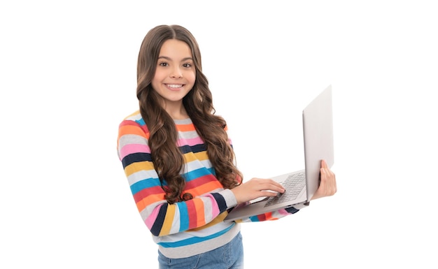 Menina adolescente usa laptop para blogar webinar educação on-line de volta à escola comunicação moderna verificar e-mail criança feliz estudo on-line digitando blog da escola no computador garoto na videoaula