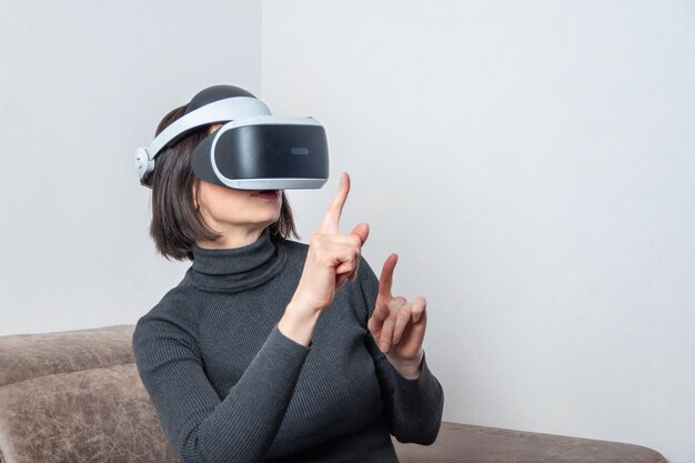 Menina adolescente usando fone de ouvido vr está no ciberespaço de realidade virtual O conceito do metaverso