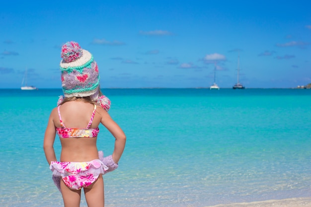 Menina adorável bonitinha na praia tropical