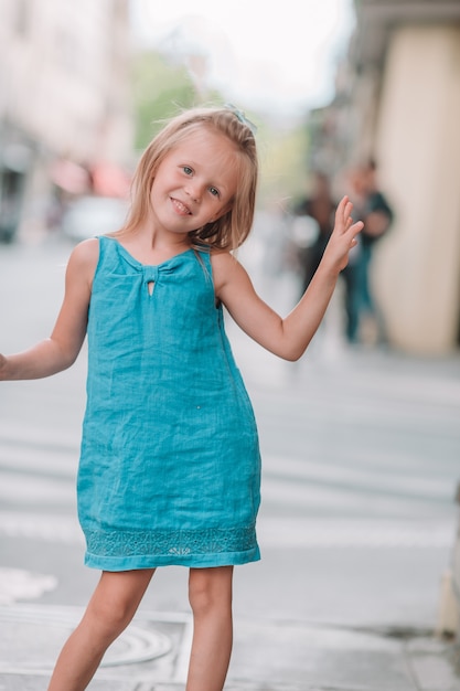 Menina adorável da forma ao ar livre na cidade européia