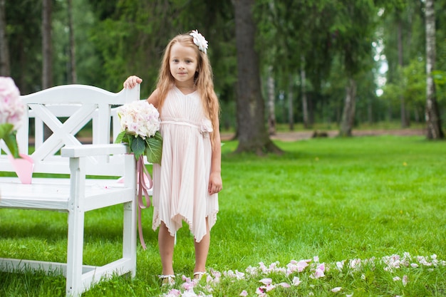 Menina adorável em uma cerimônia de casamento