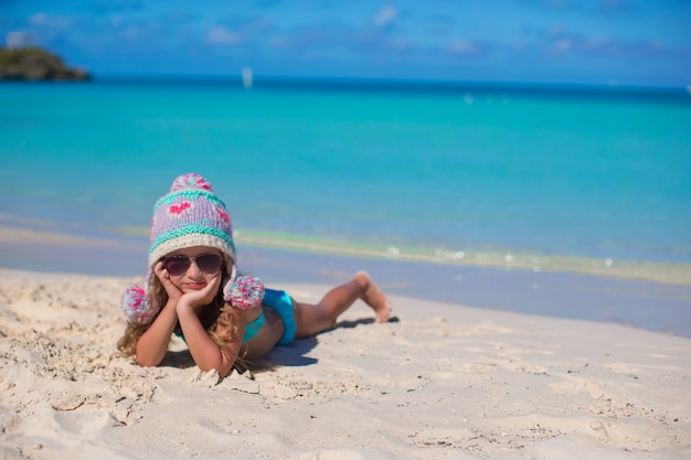 Menina adorável feliz em férias de verão na praia