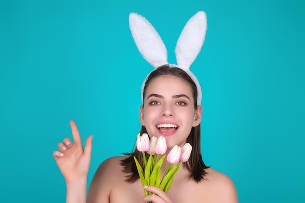 Foto menina adorável jovem da páscoa em orelhas de coelho celebrando férias de fundo de estúdio de férias de páscoa