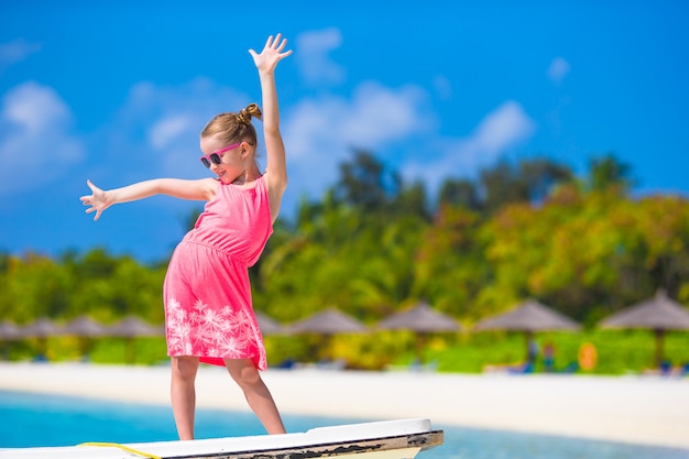 Menina adorável no barco durante as férias de verão