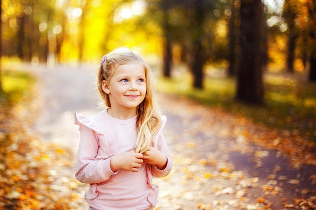 Menina adorável no parque