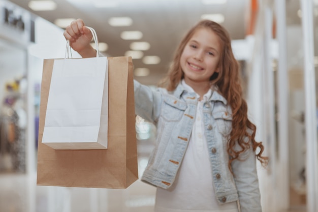 Menina adorável no shopping