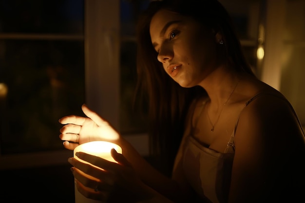 Menina adulta noite velas romance feriado natal casa retrato