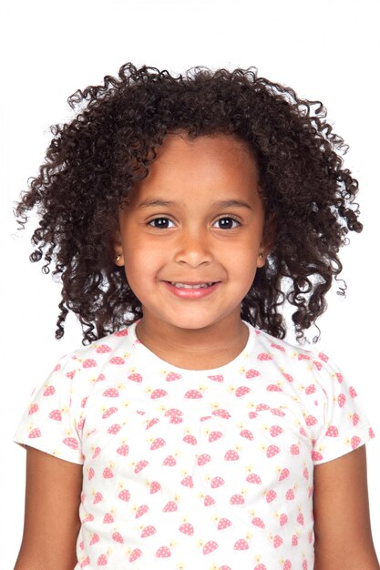 Foto menina africana adorável com penteado bonito isolado sobre o branco