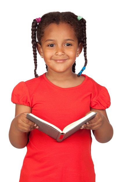 Foto menina africana lendo um livro isolado em um over branco