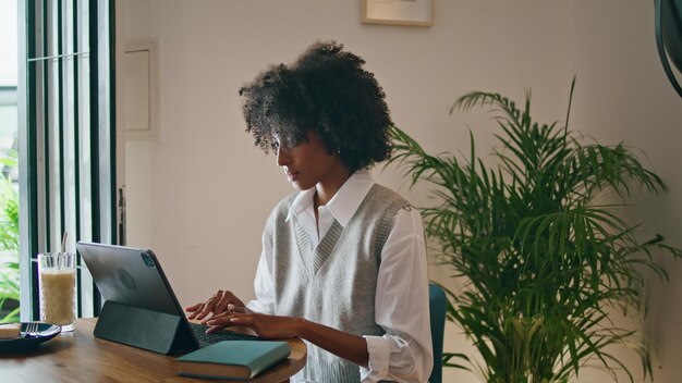 Menina africana trabalhando remotamente no escritório em casa mulher conversando on-line